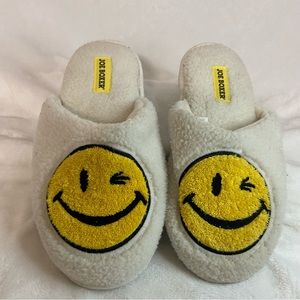 joe boxer smiley face slippers
Yellow smile face size 6-7 women